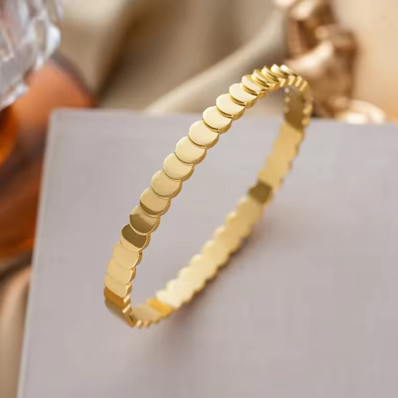 Scalloped Texture Bangle